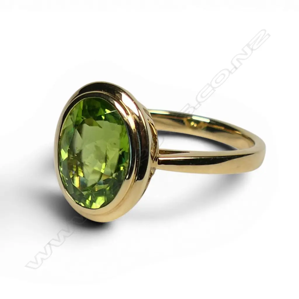 An 18ct gold and peridot ring, Image 1++