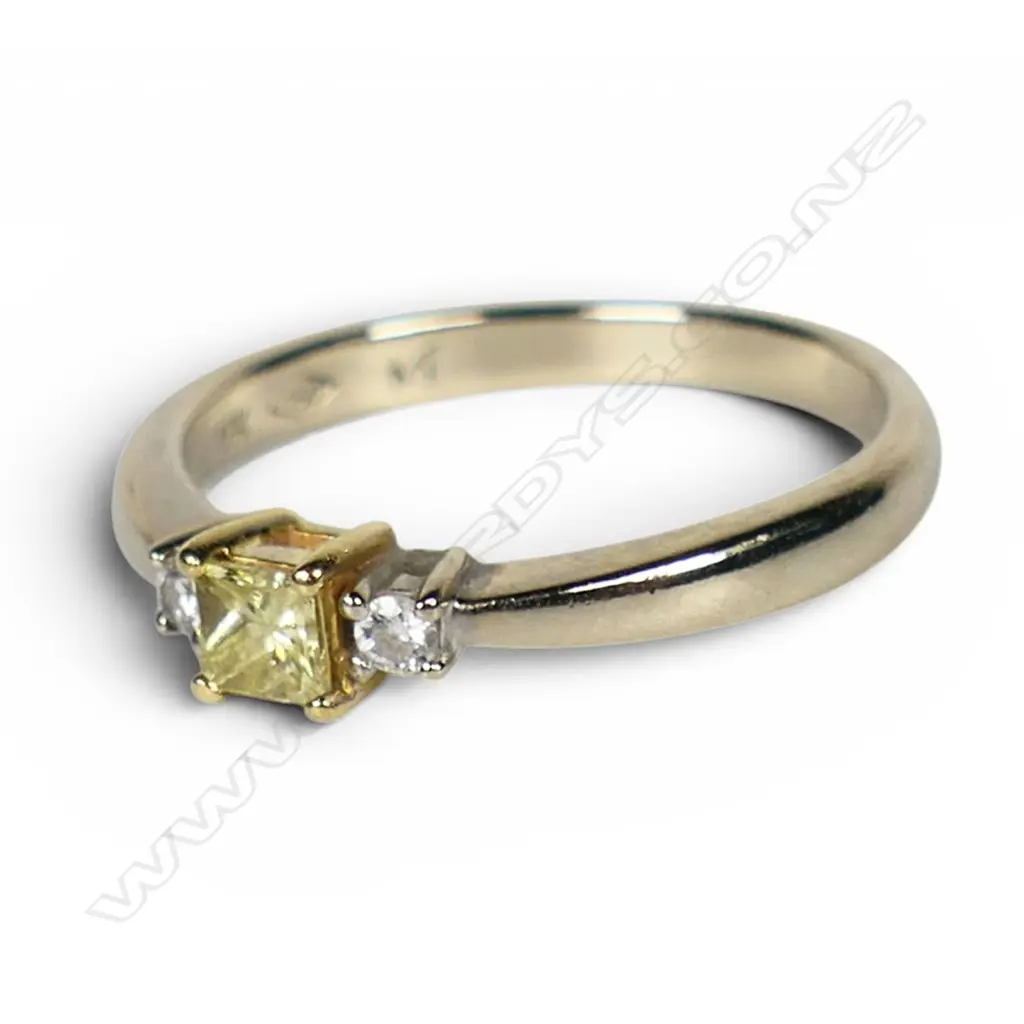 An 18ct white gold and diamond ring, Image 1++