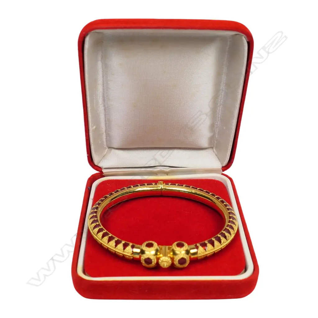 A 21ct gold and enamel hinged bangle, Image 1++