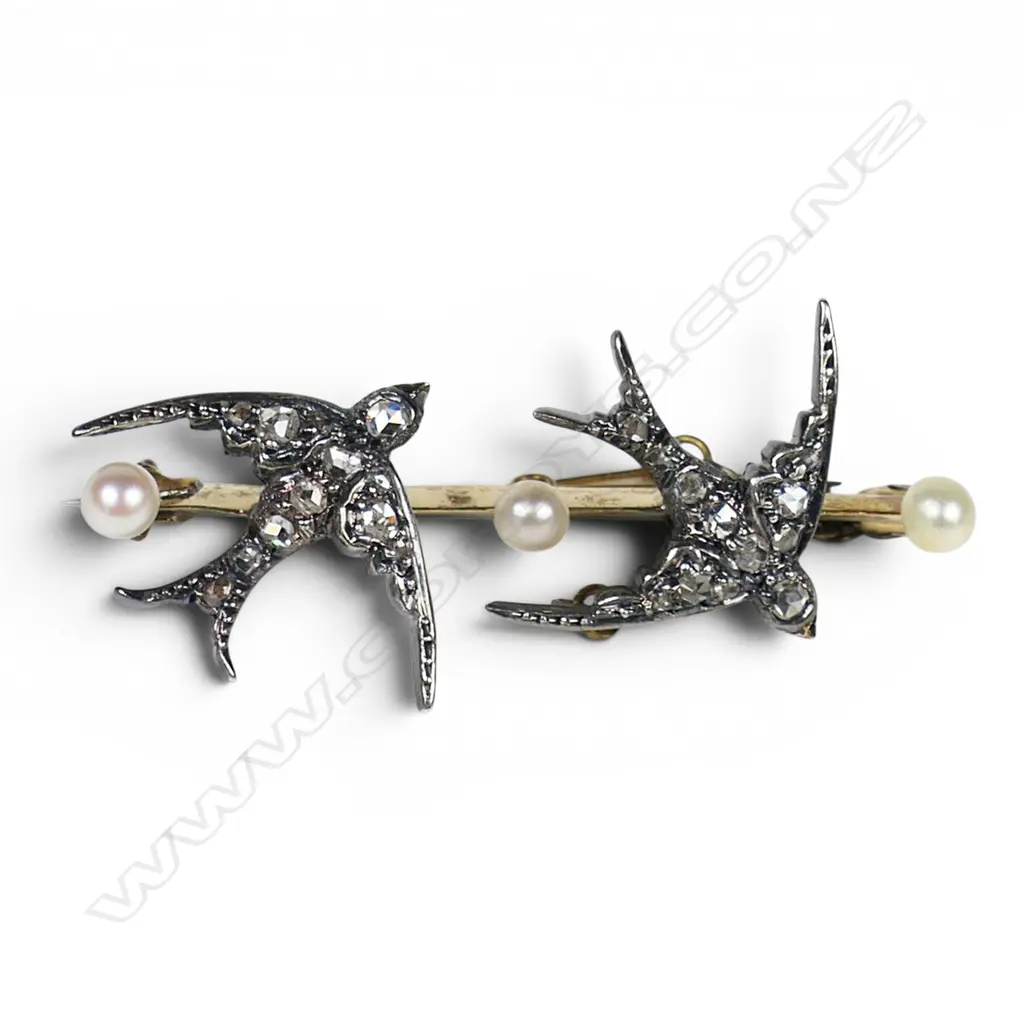 An estate 9ct gold diamond and pearl swallow bar brooch, Image 1++