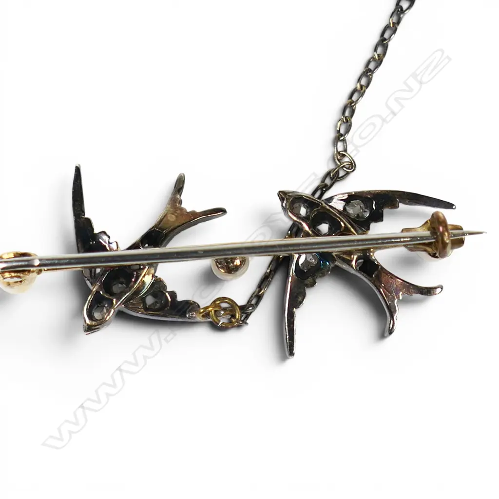 An estate 9ct gold diamond and pearl swallow bar brooch, Image 1++