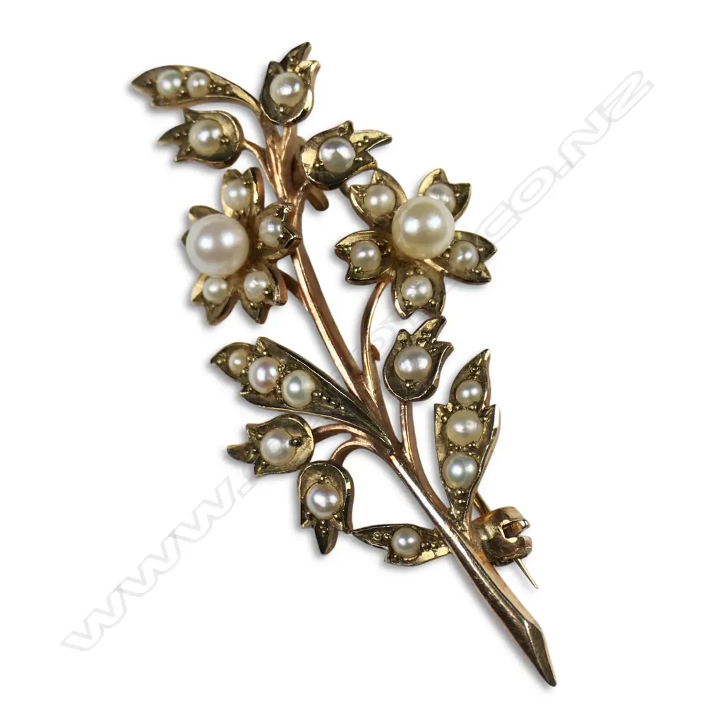A stylish Edwardian 9ct gold and pearl floral brooch, Image 1++