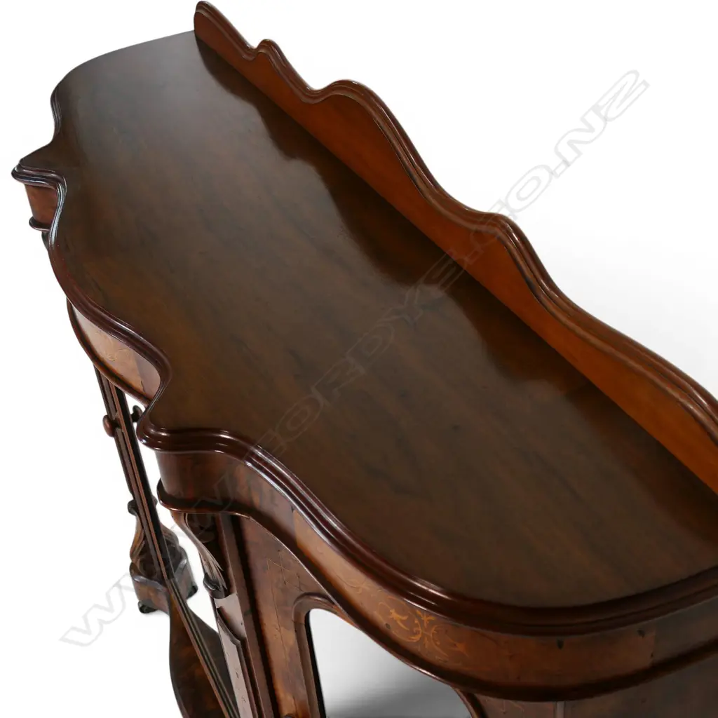 A Victorian walnut credenza, Image 1++