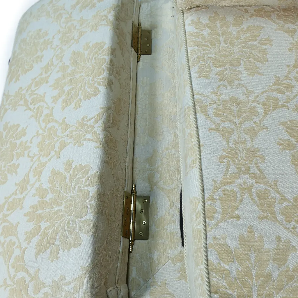 A three seater Knole sofa, Image 1++
