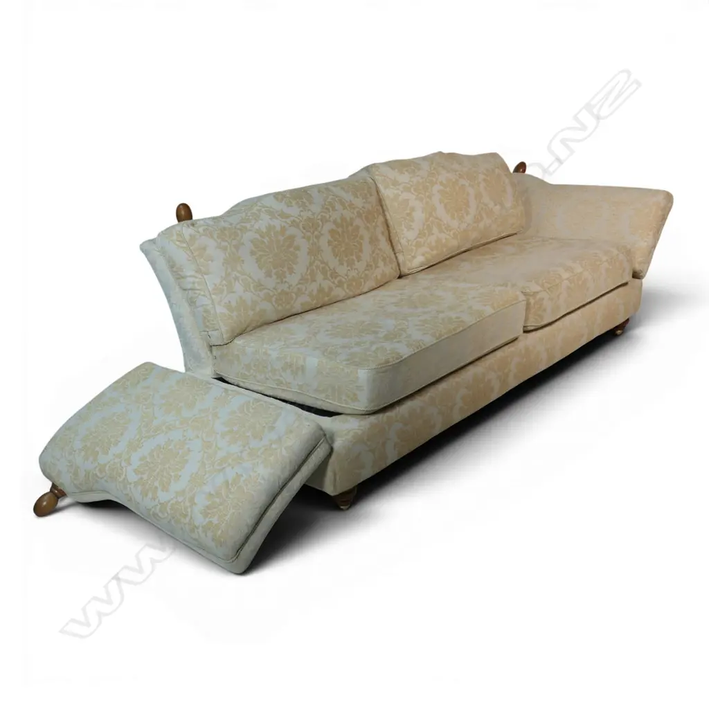 A three seater Knole sofa, Image 1++