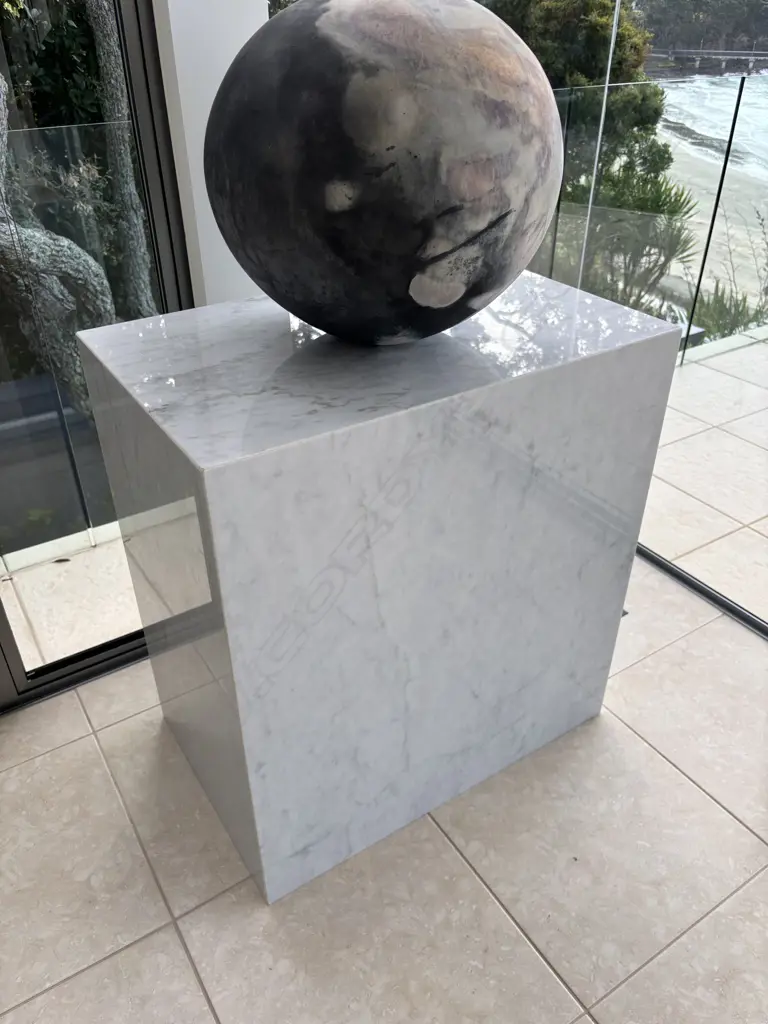 A contemporary marble plinth Image 1++