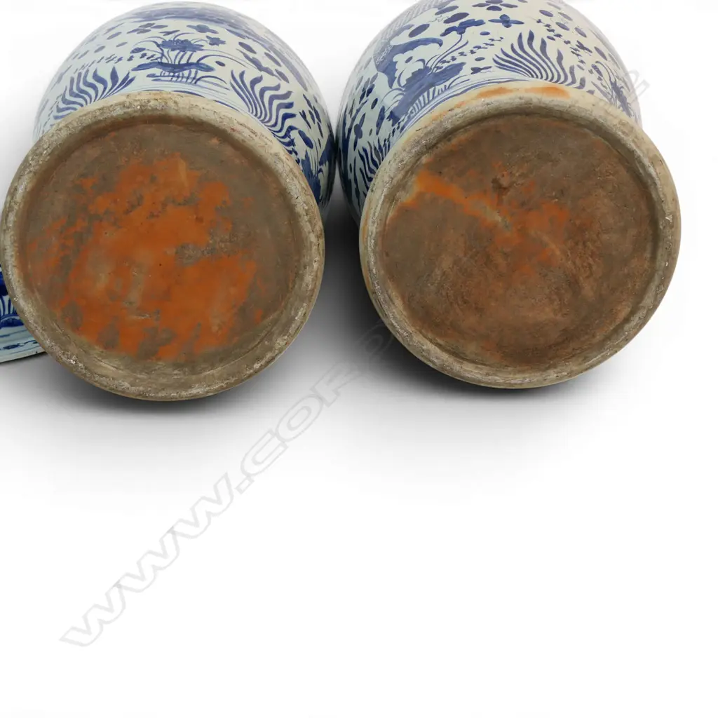 A pair of large Chinese blue and white porcelain lidded floor vases, Image 1++