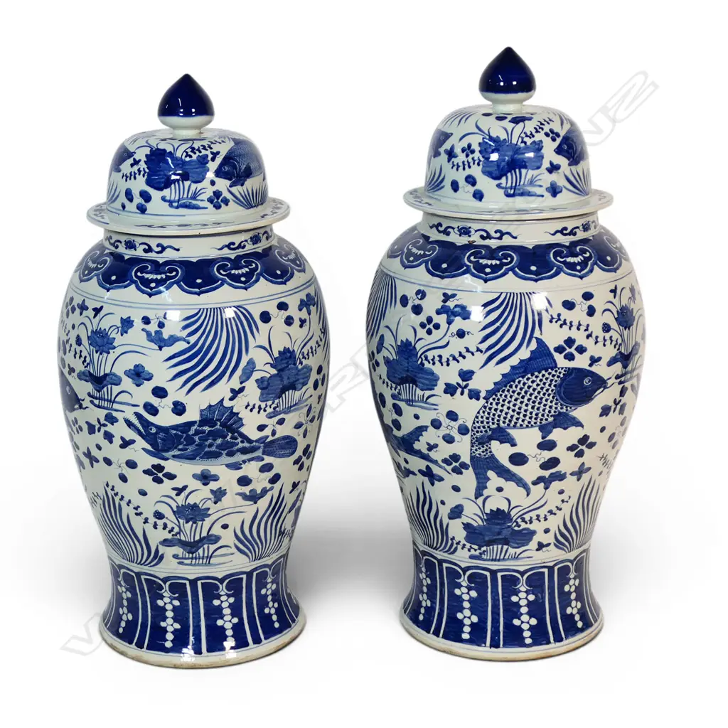 A pair of large Chinese blue and white porcelain lidded floor vases, Image 1++