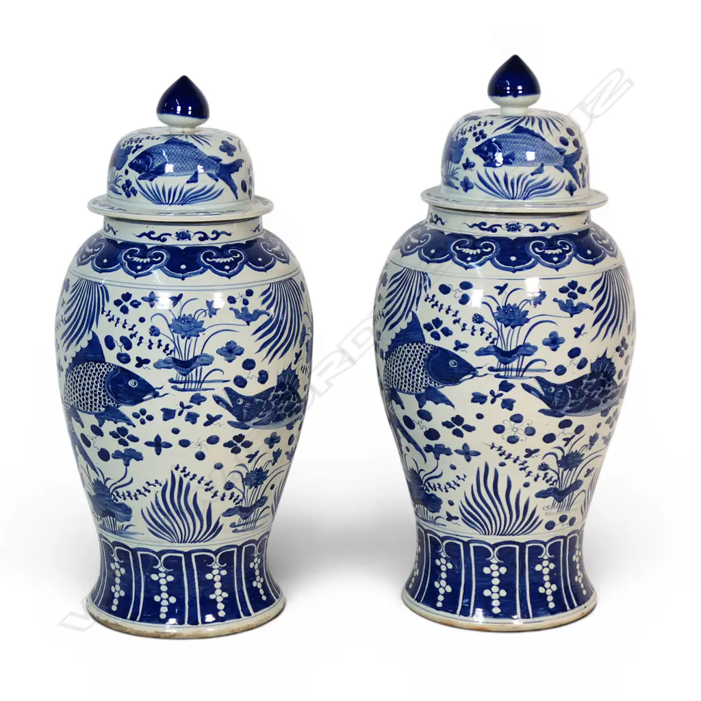 A pair of large Chinese blue and white porcelain lidded floor vases, Image 1++