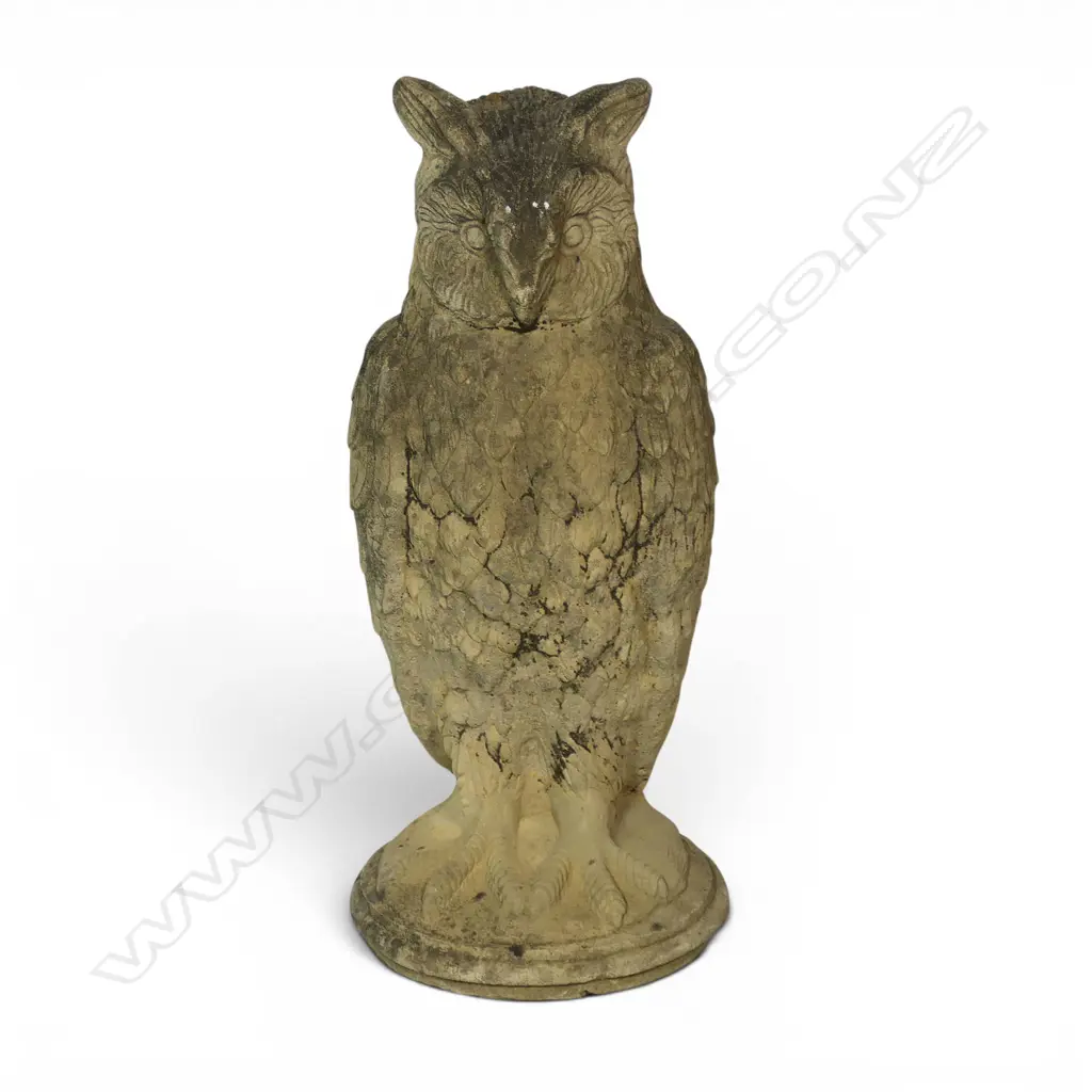 A classical Church Stone owl garden ornament, Image 1++