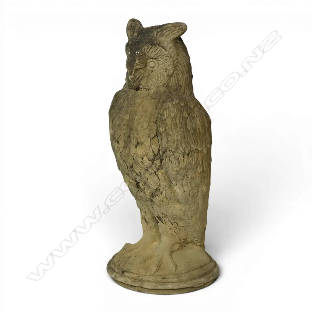 A classical Church Stone owl garden ornament, Image 1++