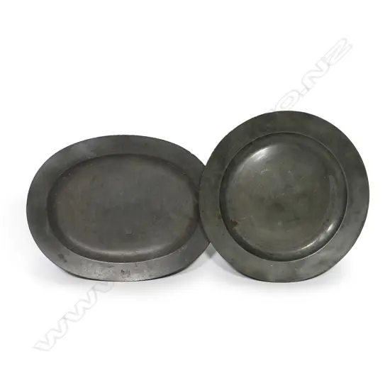 An 18thC pewter ashet and charger,
