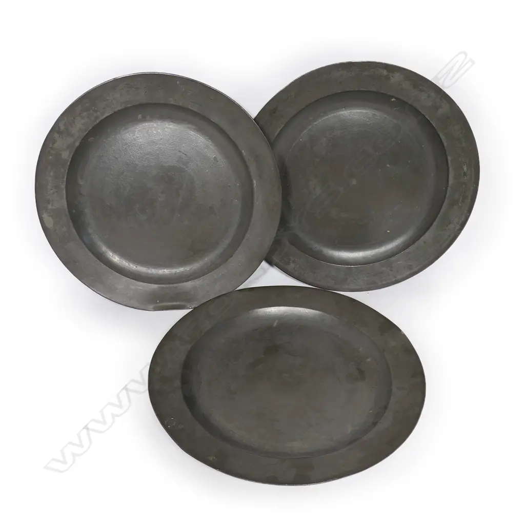 Three 18thC pewter chargers, Image 1++