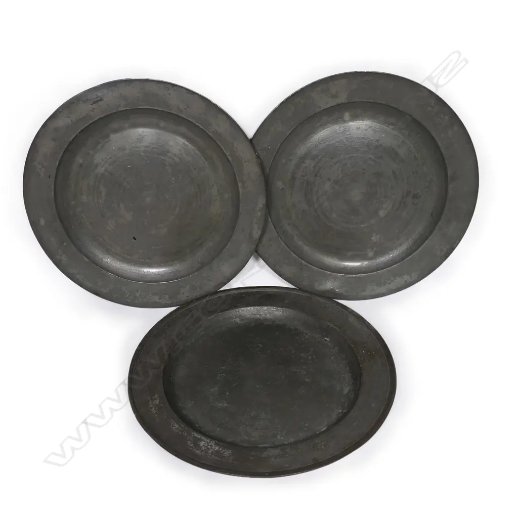Three 18thC pewter chargers, Image 1++