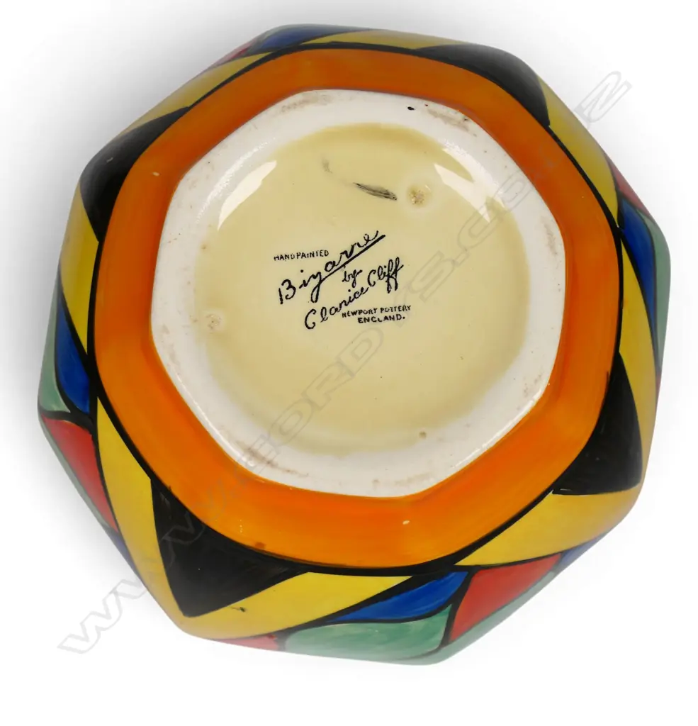 Clarice Cliff Bizarre 'Double V' pattern bowl, Image 1++