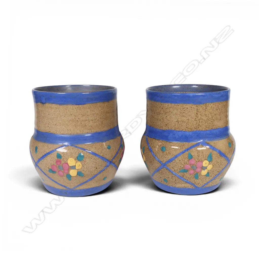 A pair of Clarice Cliff cachepots, Image 1++