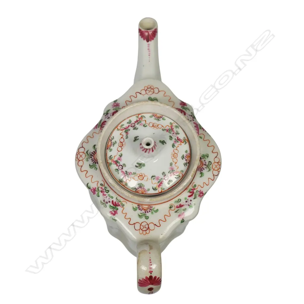 An 18thC New Hall tea pot, Image 1++