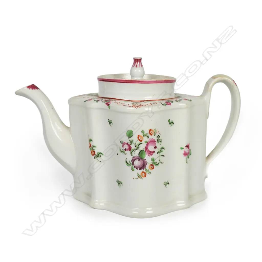 An 18thC New Hall tea pot, Image 1++