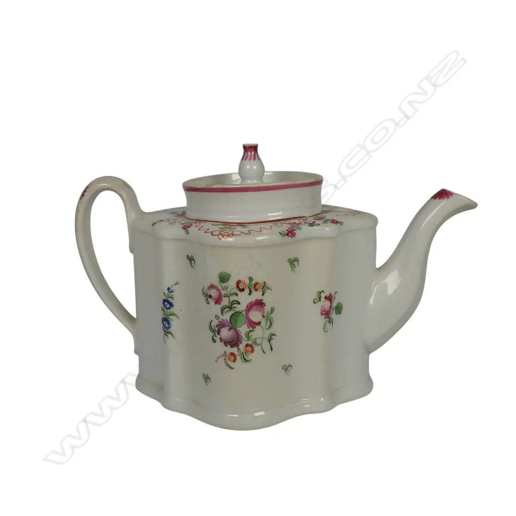 An 18thC New Hall tea pot, Image 1++