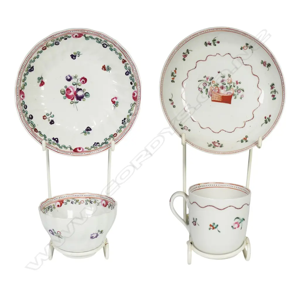 An 18thC New Hall porcelain tea bowl and saucer, Image 1++