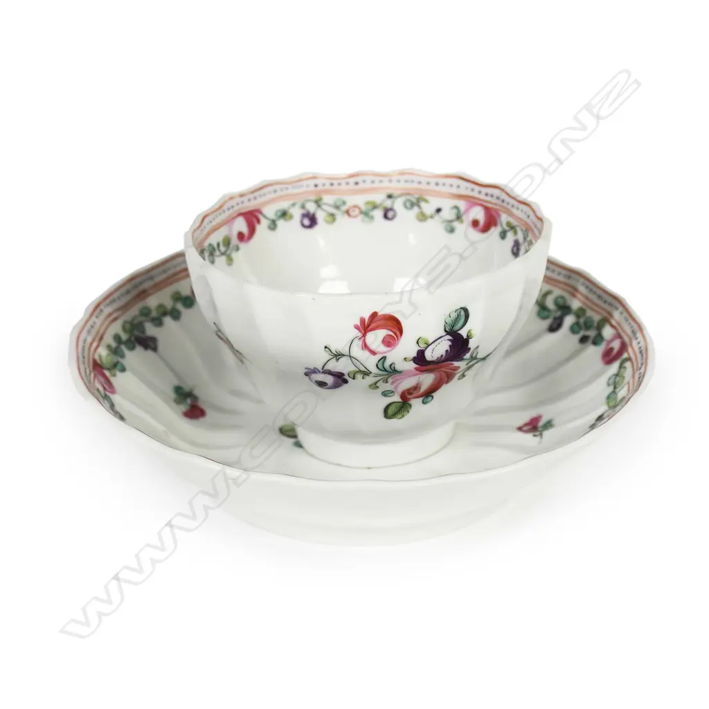 An 18thC New Hall porcelain tea bowl and saucer, Image 1++