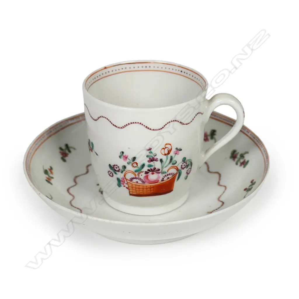 An 18thC New Hall porcelain coffee can and saucer, Image 1++