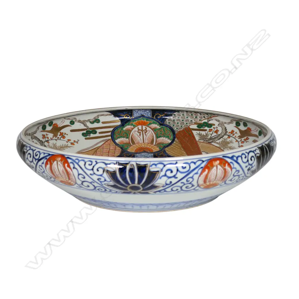 A large Japanese early 20thC quality Imari wide bowl, Image 1++