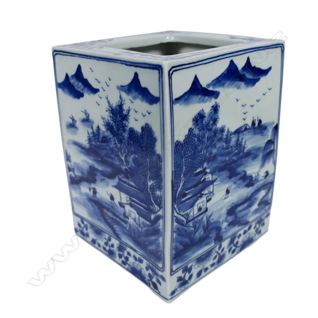 A Chinese Kangxi style blue and white square section vase, Image 1++