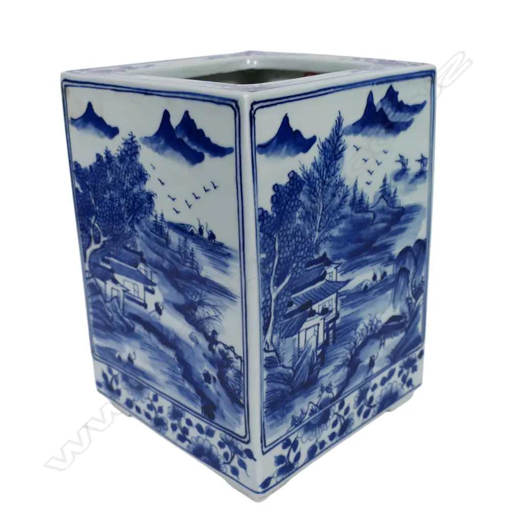 A Chinese Kangxi style blue and white square section vase, Image 1++