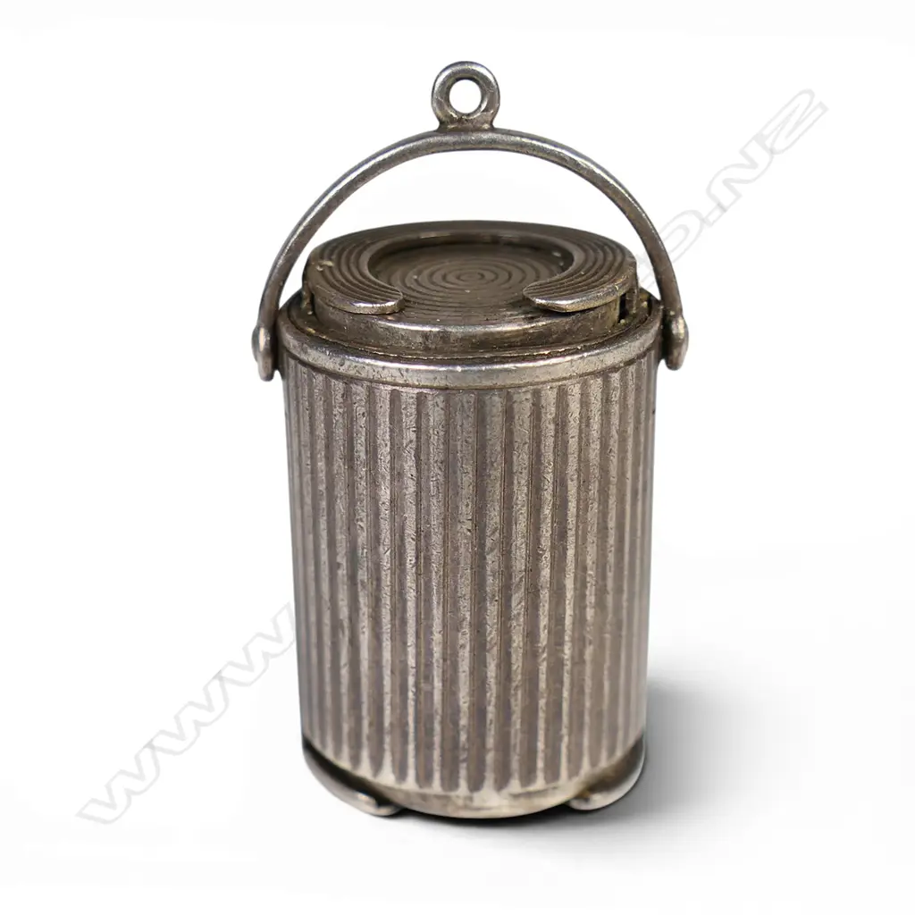 An uncommon early 20thC 'Sterling' silver coin holder, Image 1++