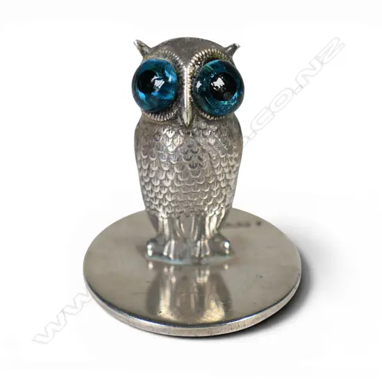 An Edwardian silver owl menu holder,