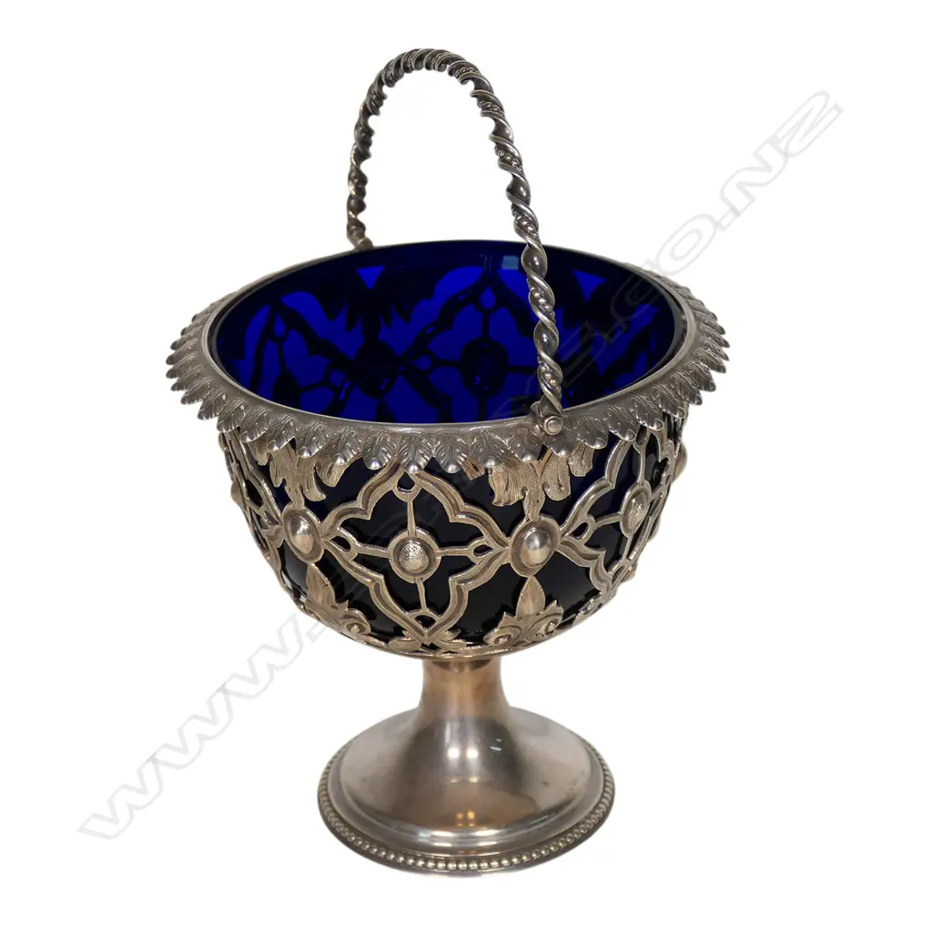 A Victorian silver sugar basket, Image 1++