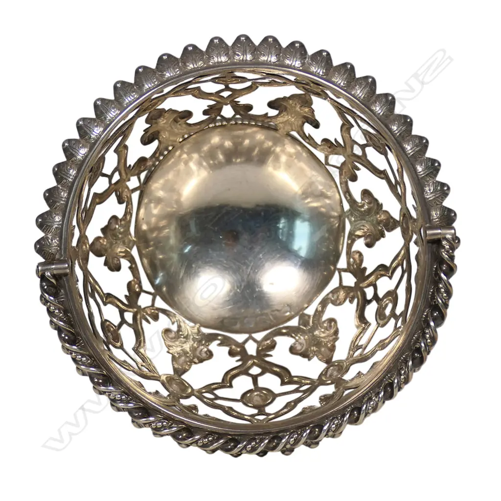 A Victorian silver sugar basket, Image 1++