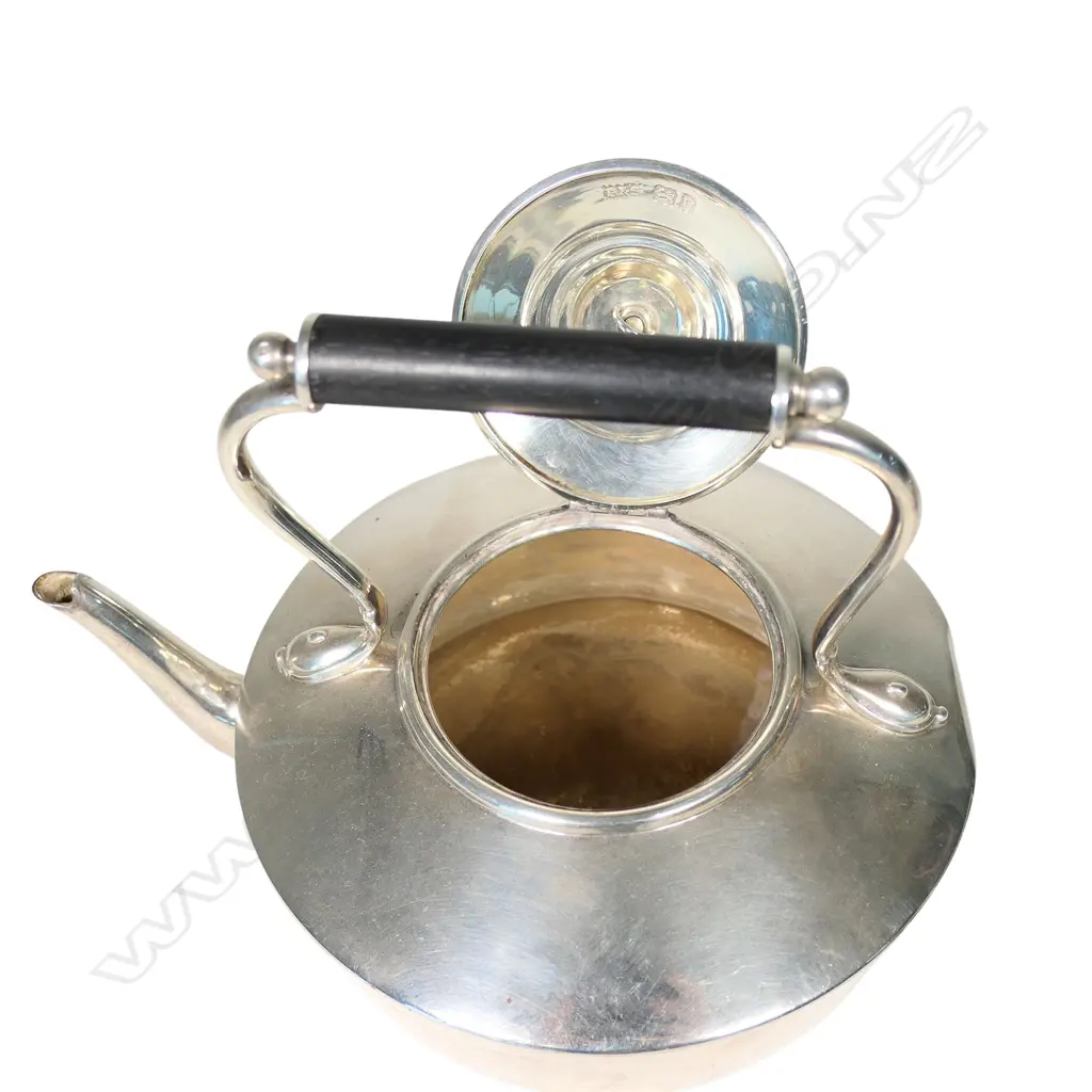 An early 20thC silver spirit kettle and stand, Image 1++
