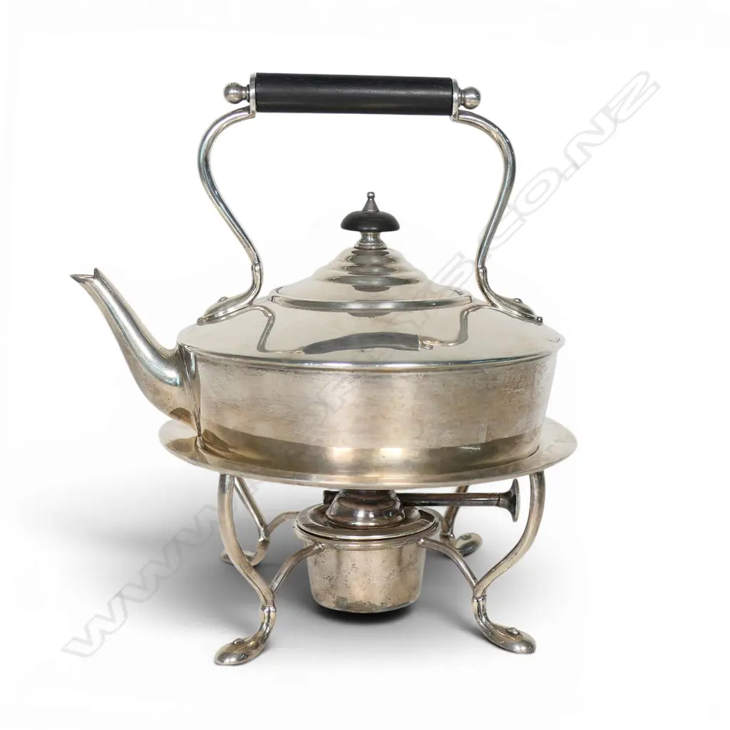 An early 20thC silver spirit kettle and stand, Image 1++
