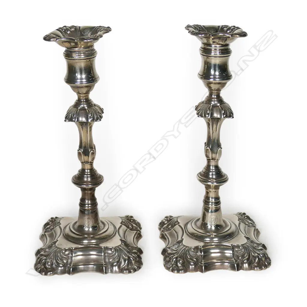 A pair of William IV silver column candlesticks, Image 1++