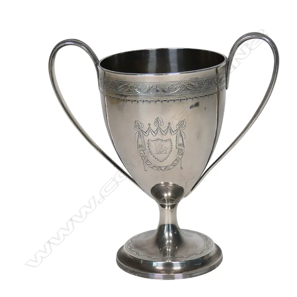 A George III Irish silver trophy cup, Image 1++