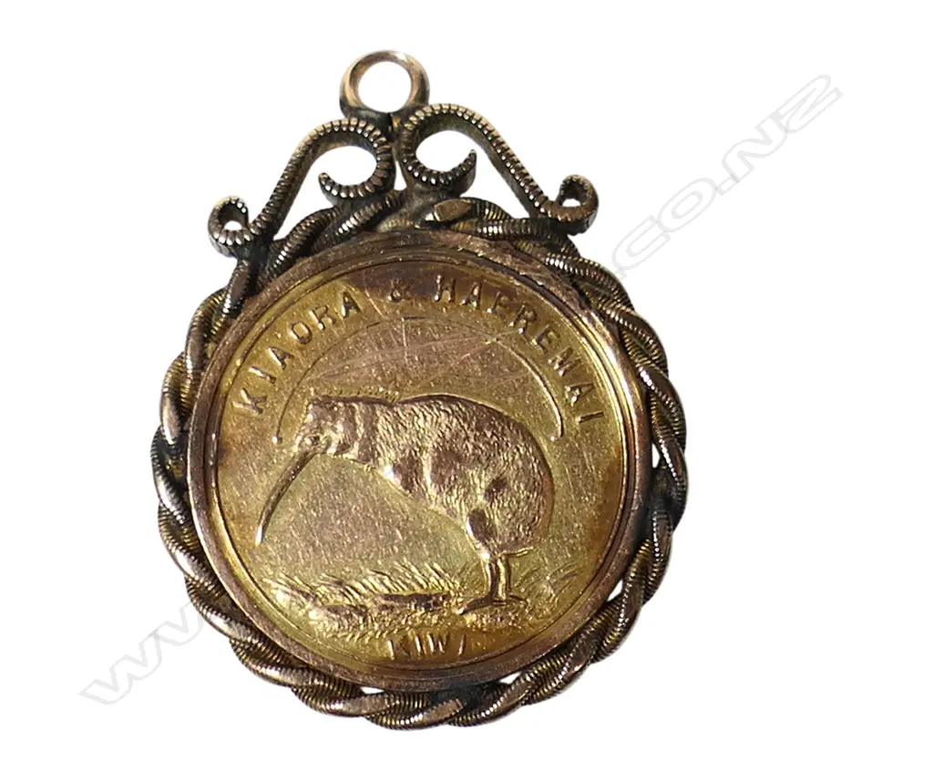 A 12ct gold New Zealand Christchurch Exhibition 1906/1907 medallion, Image 1++