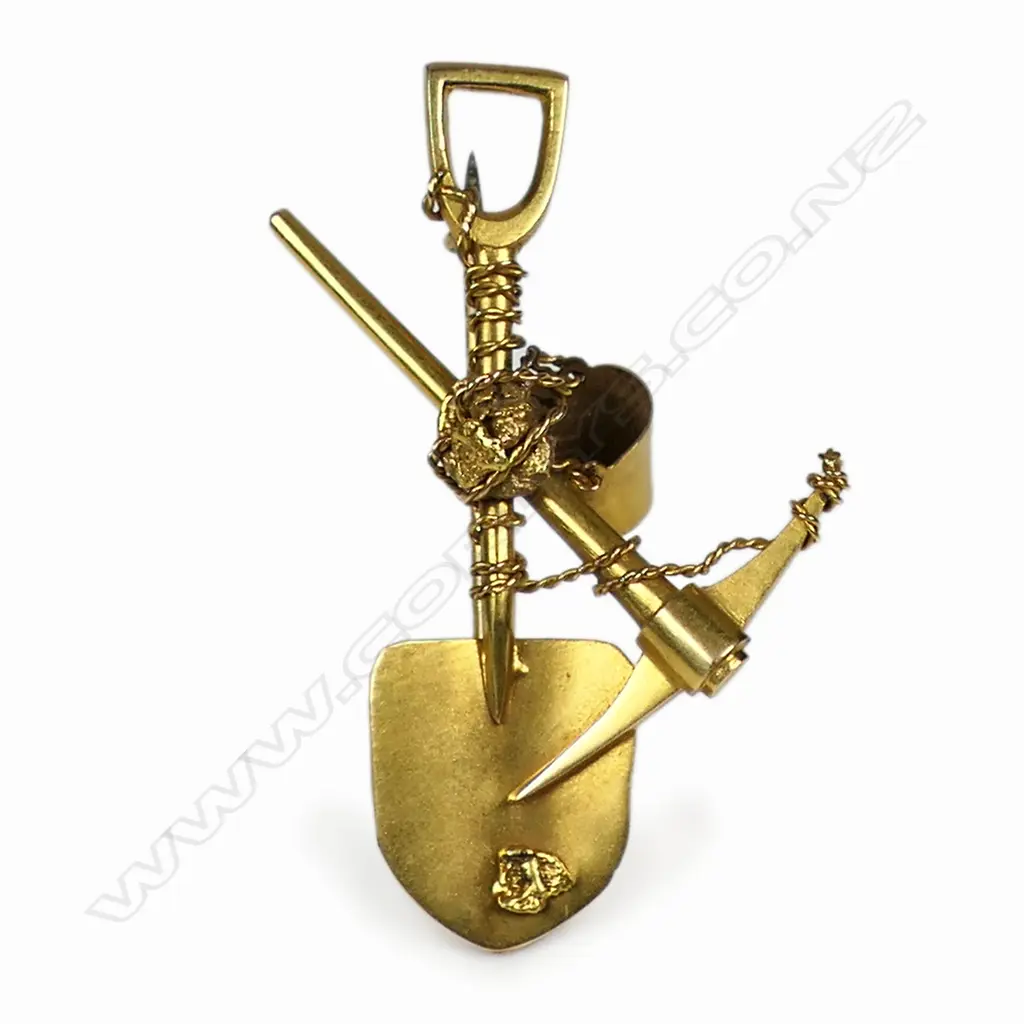 A c.1900 15ct gold mining themed brooch, Image 1++