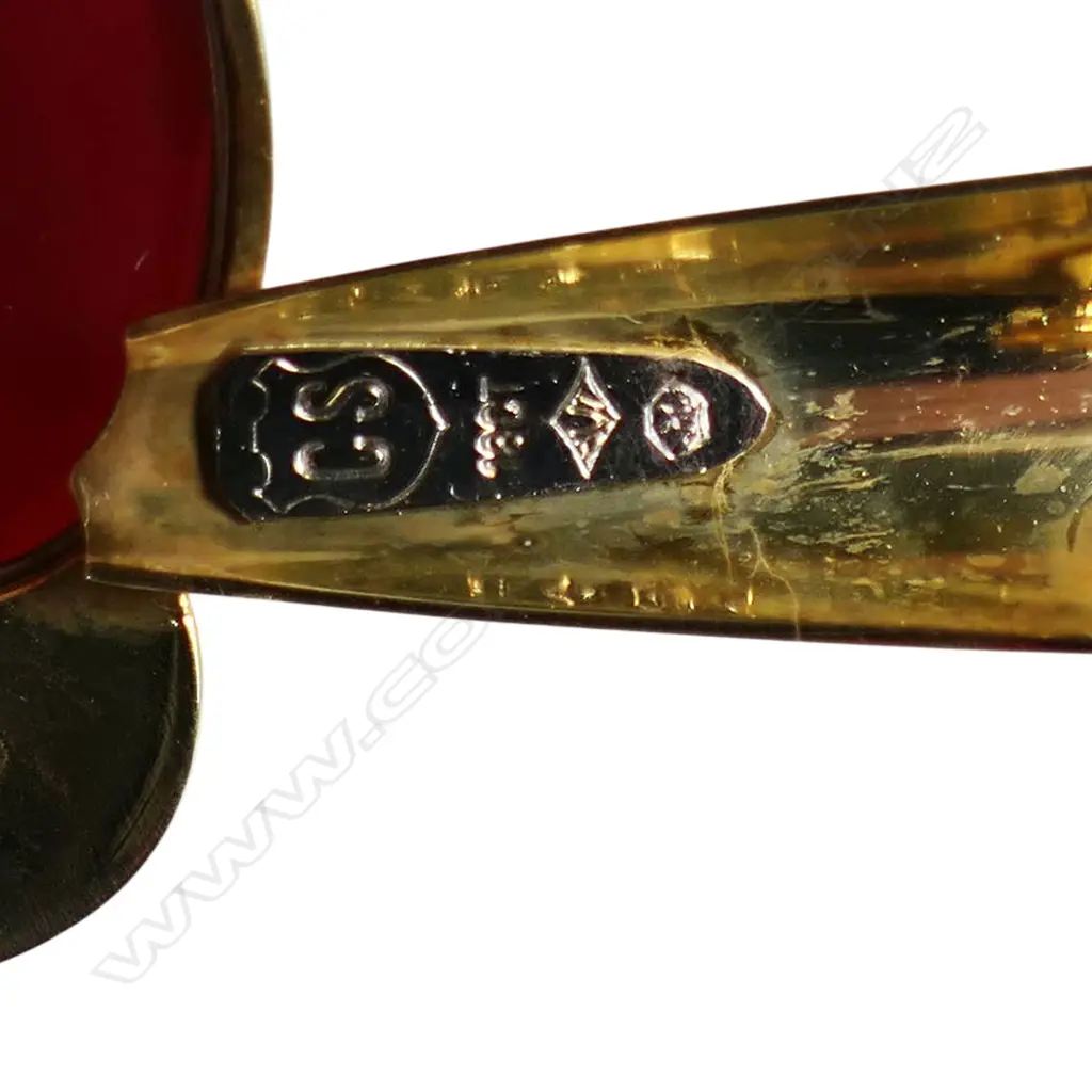 An 18ct yellow and white gold designer brooch, Image 1++