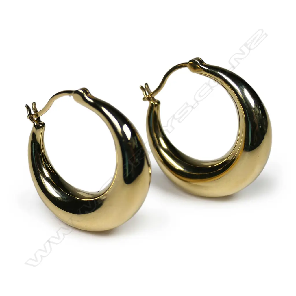 A pair of 18ct gold hoop earrings, Image 1++