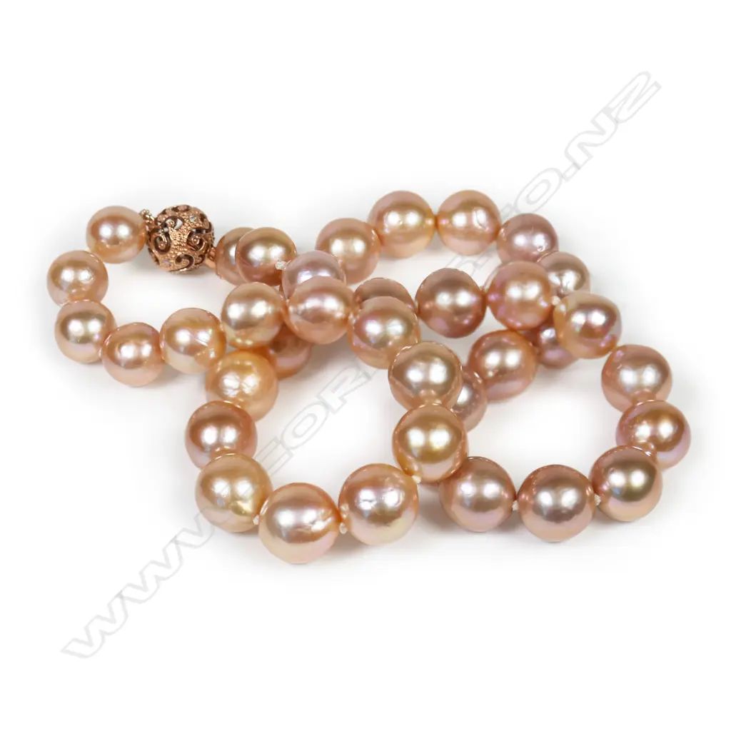 A pink cultured pearl necklace, Image 1++