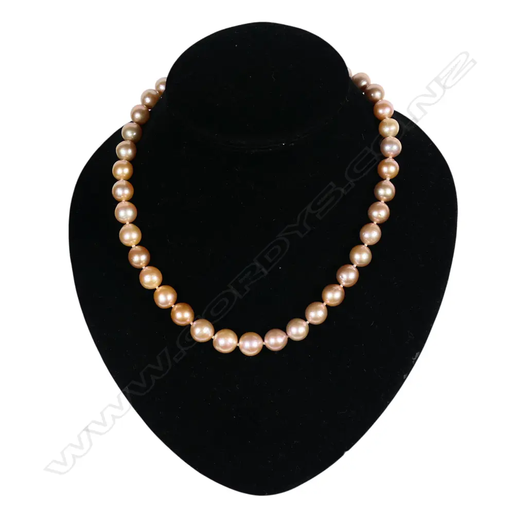 A pink cultured pearl necklace, Image 1++