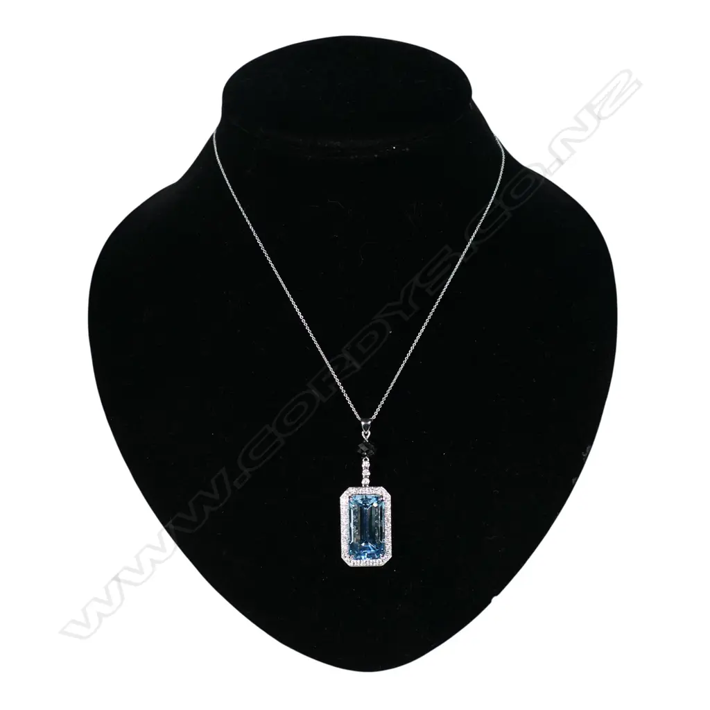 An 18ct white gold aquamarine and diamond pendant necklace, Image 1++