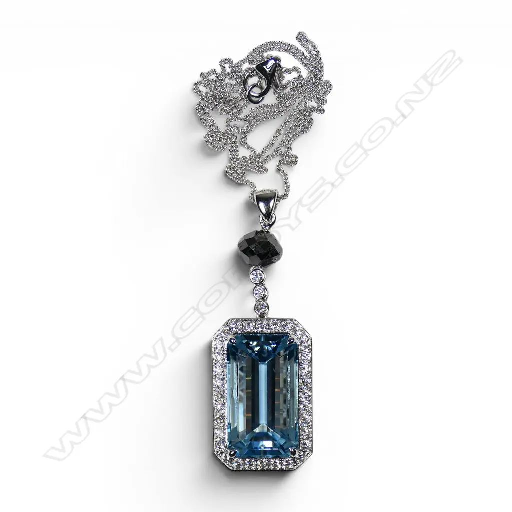 An 18ct white gold aquamarine and diamond pendant necklace, Image 1++