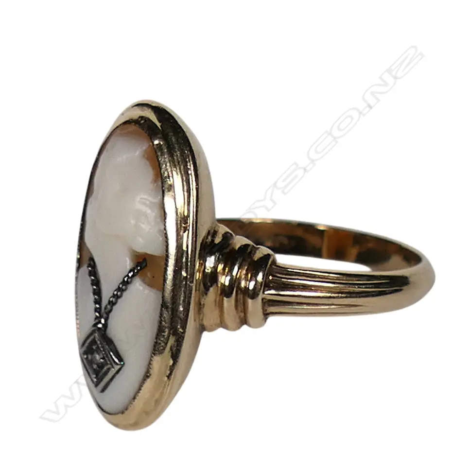An Art Deco 9ct cameo and diamond ring, Image 1++