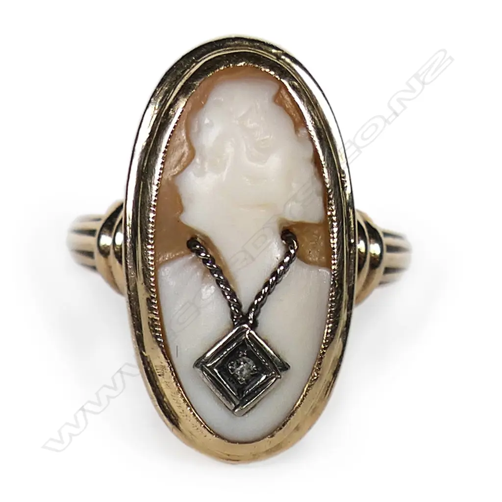 An Art Deco 9ct cameo and diamond ring, Image 1++