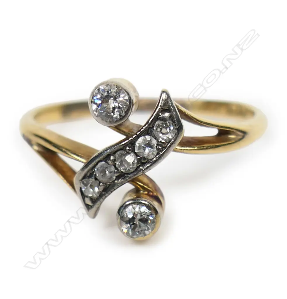 An Art Deco 18ct yellow gold and diamond ring, Image 1++