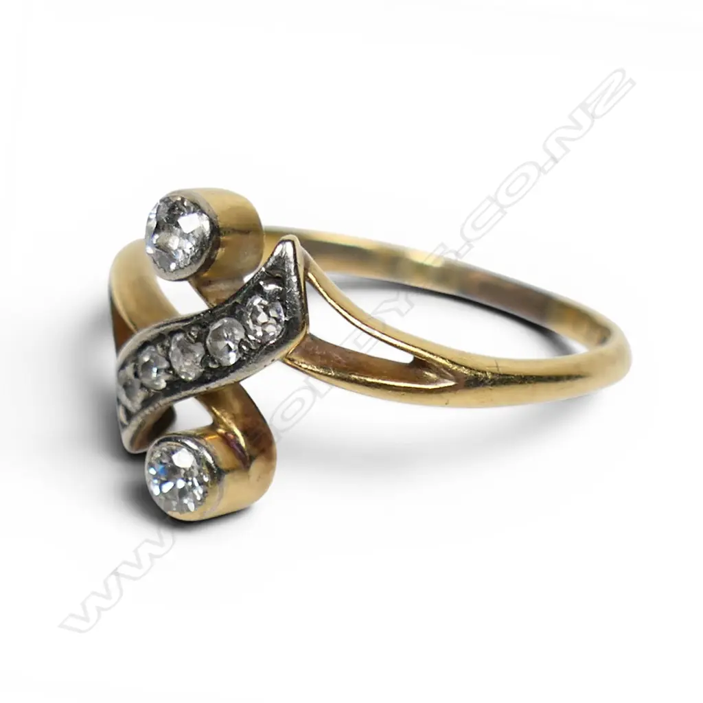 An Art Deco 18ct yellow gold and diamond ring, Image 1++