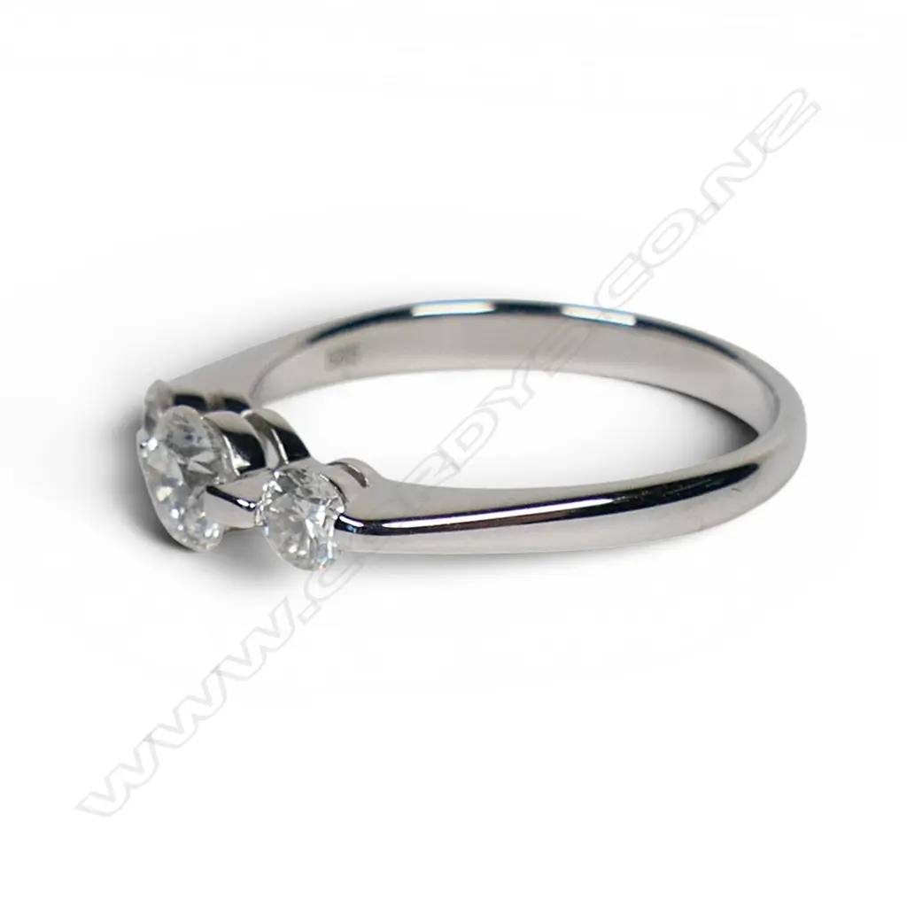 A 14ct white gold and diamond trilogy ring, Image 1++